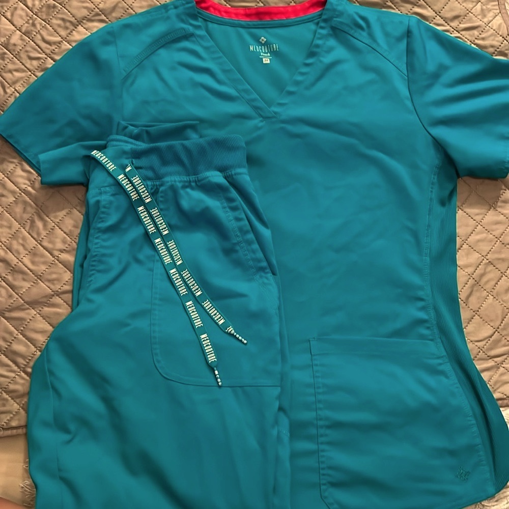 MEDCOUTURE Scrub set- turquoise